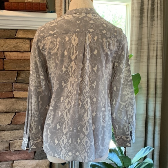𝅺J McLaughlin grey and white animal print 100% silk long sleeve button down top - Picture 3 of 5